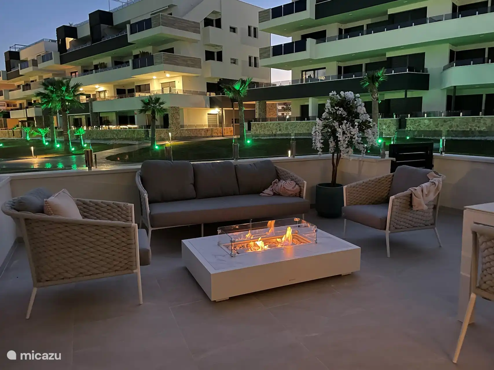 Nuestra terraza por la noche: acogedora, cálida y acogedora.