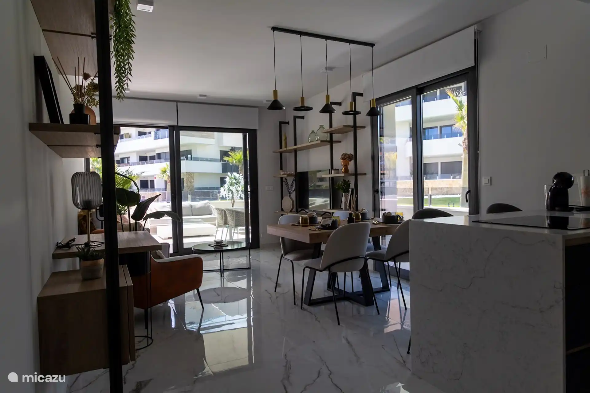 Nuestra sala de estar, elegantemente amueblada, está terminada con el paquete de lujo y encaja muy bien con la cocina abierta, que brinda una sensación espaciosa y moderna.