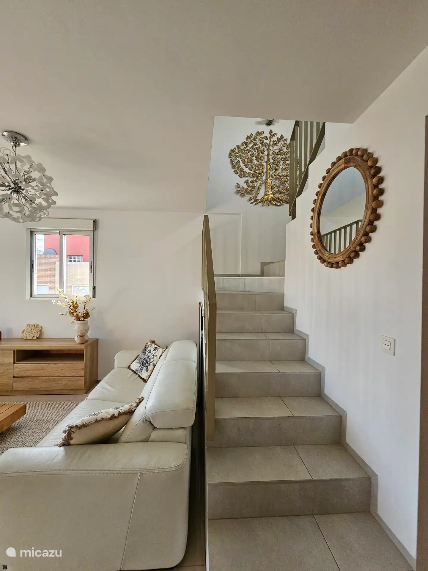 Sala de estar con escaleras a la terraza de la azotea