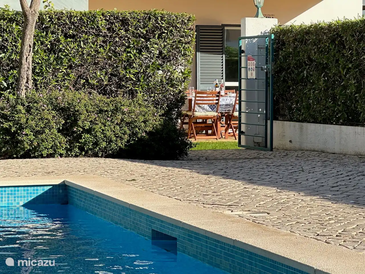 Abkühlendes Schwimmbad mit Kinderbecken, Duschen und WC.