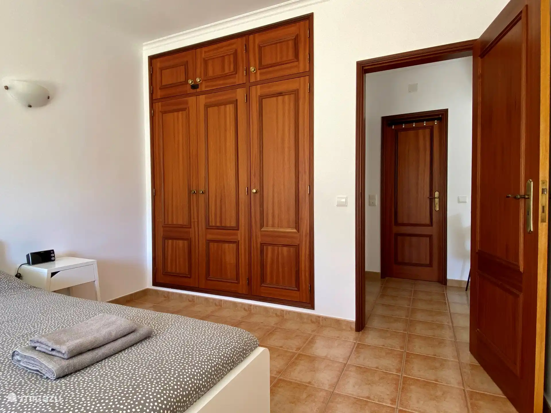 Eingebaute Hänge- und Regale mit Schubladen und einem Safe.