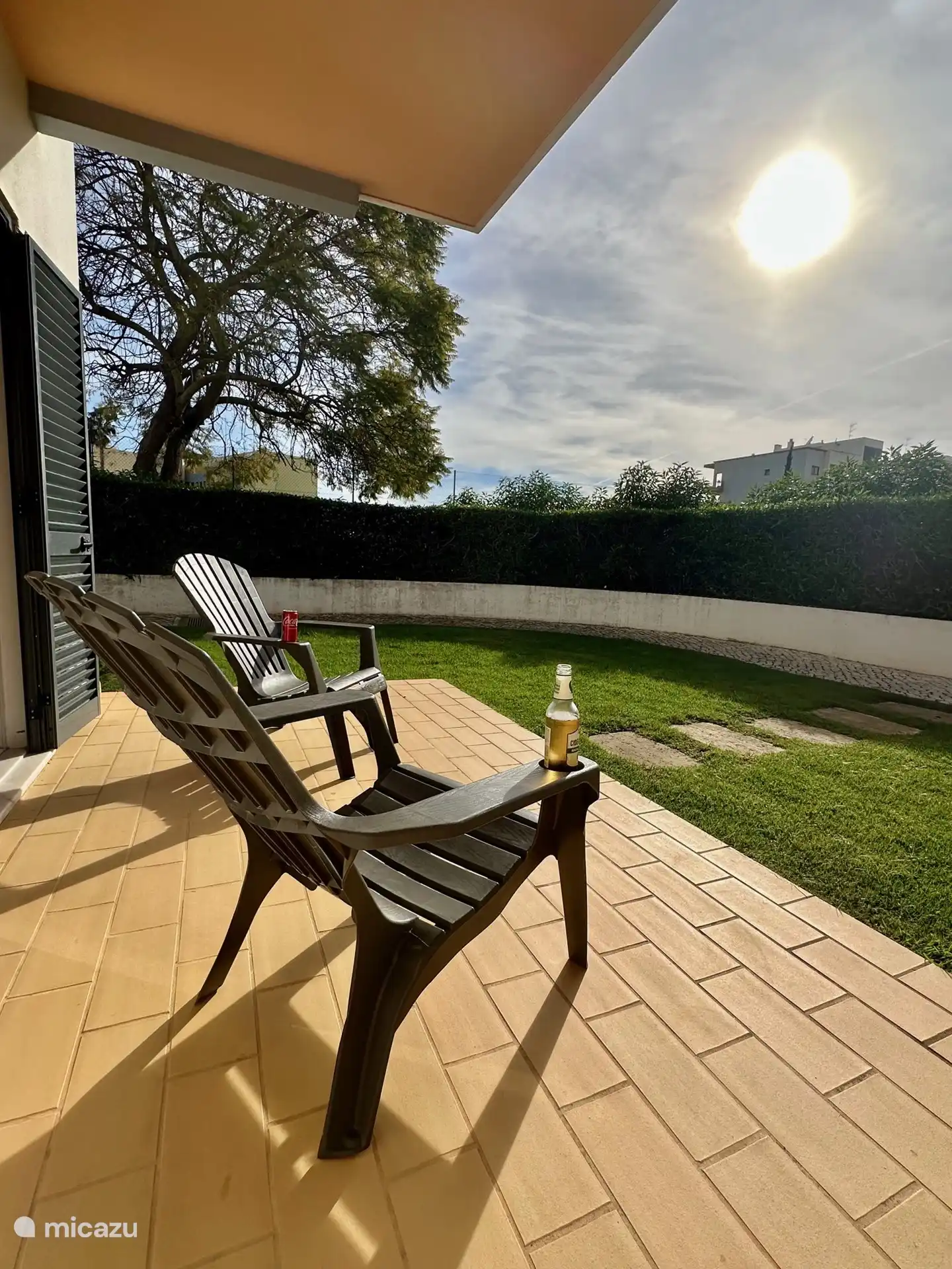 Herrlich bequeme Relax-Gartenstühle mit praktischem Getränkehalter.
