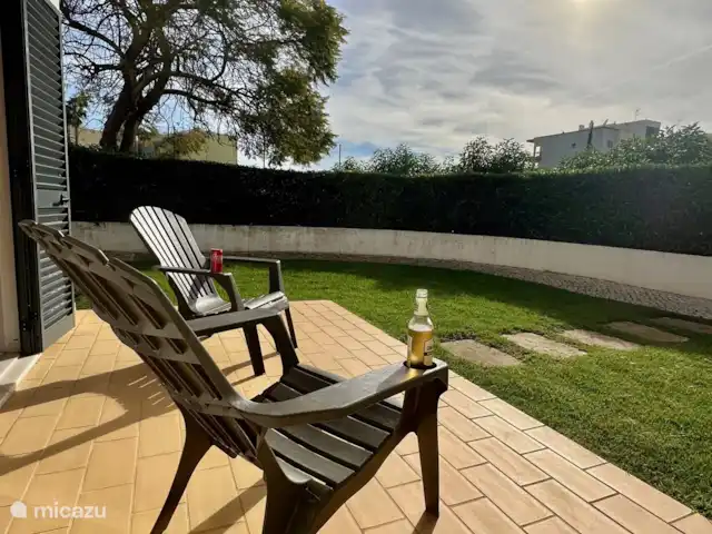 Location de Vacances Portugal, Algarve, Lagos, appartement - Samba Chaises de jardin relaxantes merveilleusement confortables avec porte-gobelet pratique.