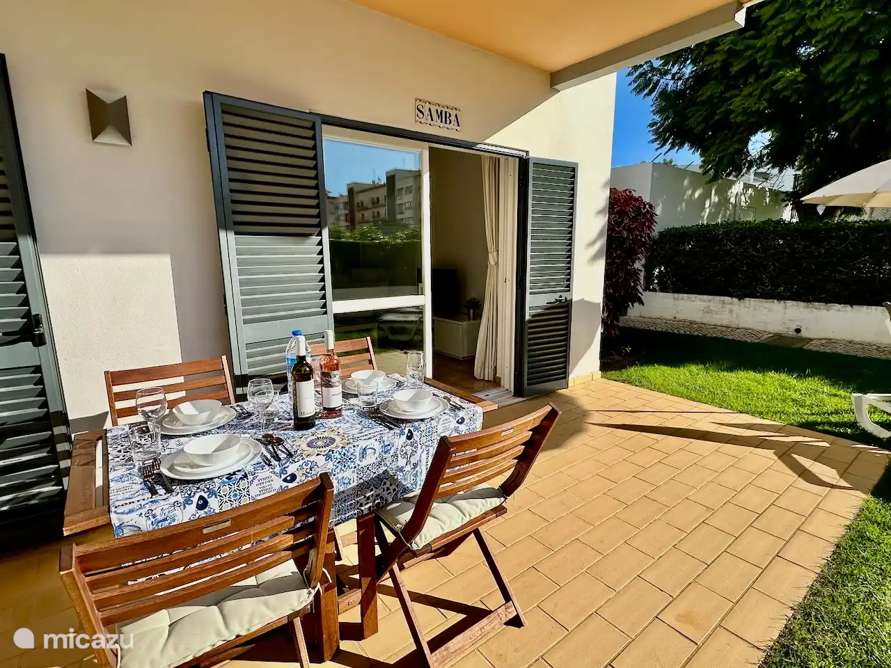 Nicht nur tagsüber, sondern auch abends auf der Terrasse am beleuchteten Swimmingpool.