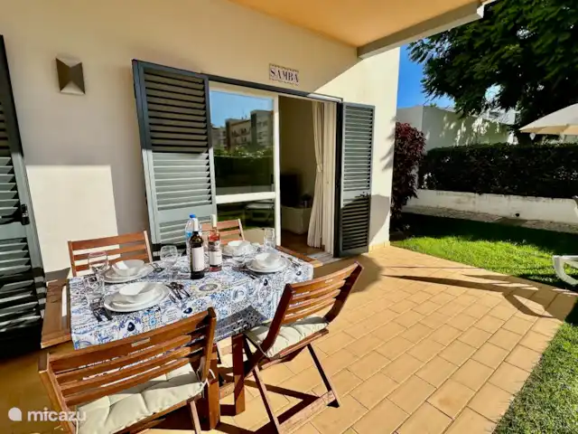 Location de Vacances Portugal, Algarve, Lagos, appartement - Samba Non seulement pendant la journée, mais aussi le soir sur la terrasse au bord de la piscine illuminée.
