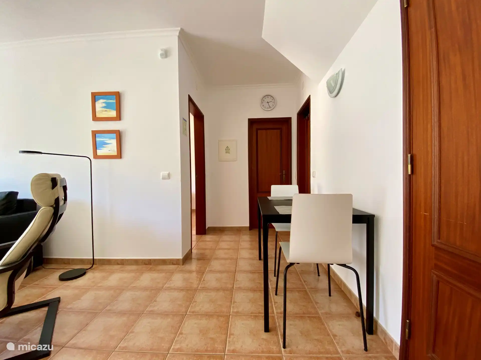 Geräumiges Wohnzimmer mit 2 Relaxsesseln und Sofa.