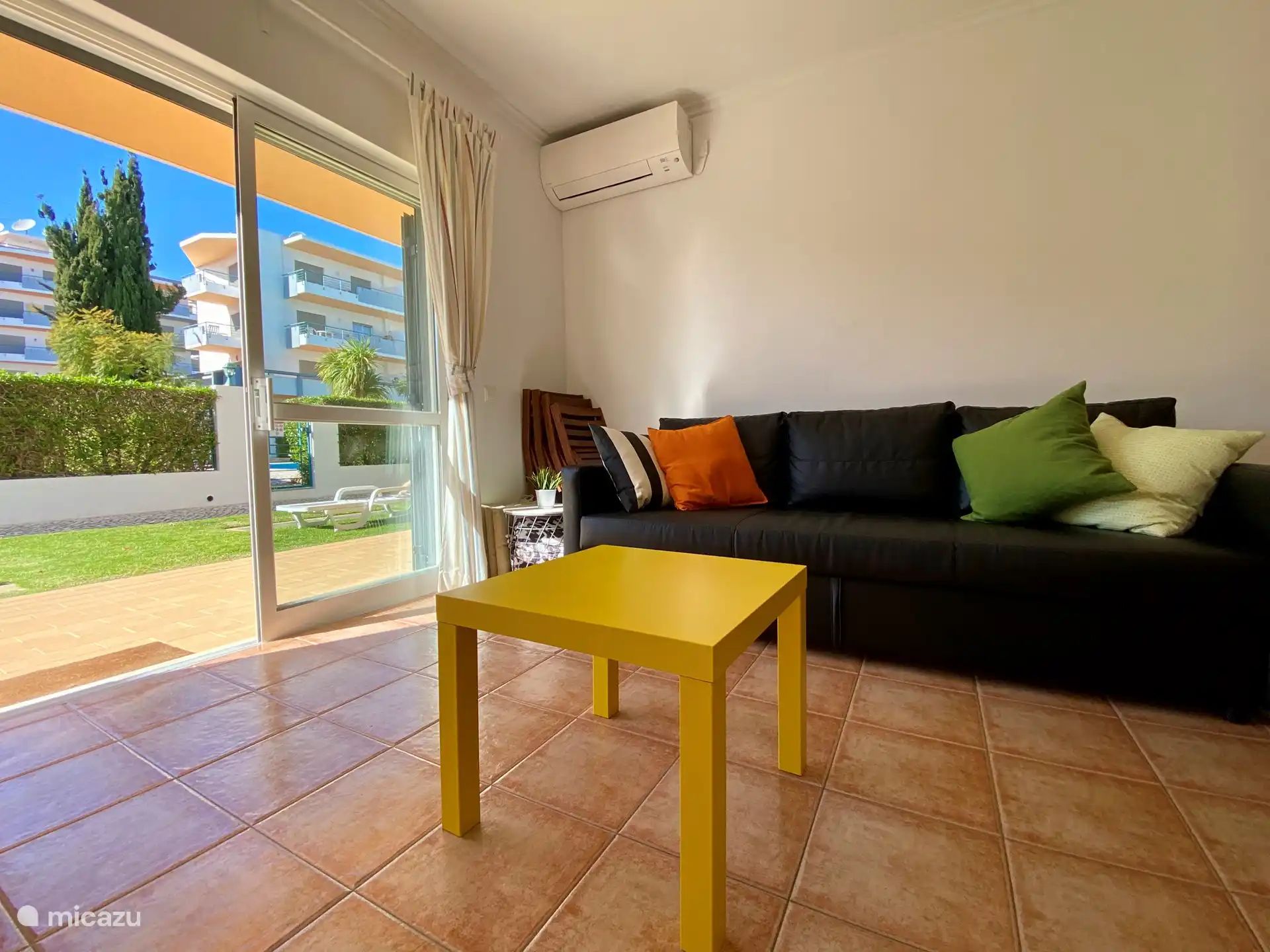 Geräumiges Wohnzimmer mit Klimaanlage.