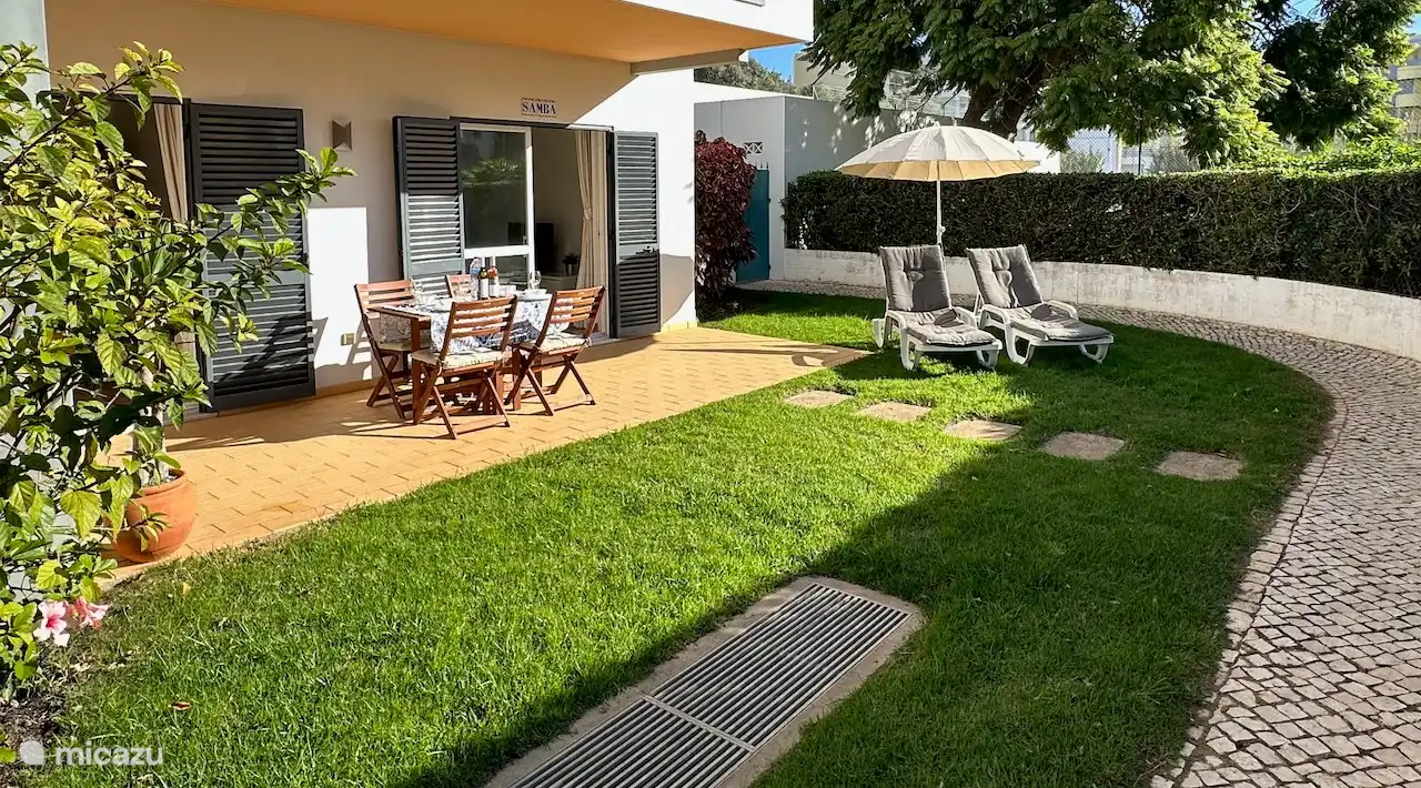 Frühstück, Mittag- oder Abendessen auf der eigenen Terrasse oder Essen im Hafen, in der Stadt oder am Strand.