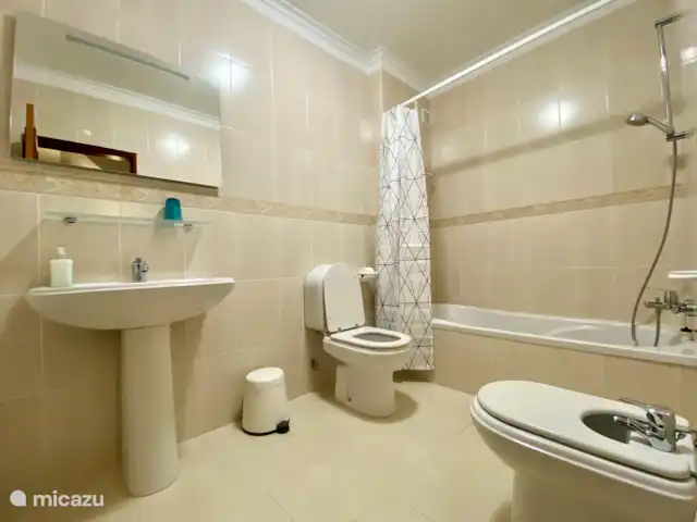 Location de Vacances Portugal, Algarve, Lagos, appartement - Samba Salle de bain spacieuse avec baignoire, douche, lavabo avec miroir éclairé, bidet et toilettes.