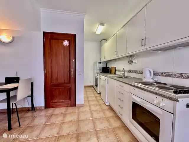 Location de Vacances Portugal, Algarve, Lagos, appartement - Samba Cuisine équipée d’un réfrigérateur, d’un lave-vaisselle, d’un lave-linge, d’un micro-ondes, d’un équipement de cuisson, de 2 machines à café (tasse et filtre), d’un grille-pain, etc.