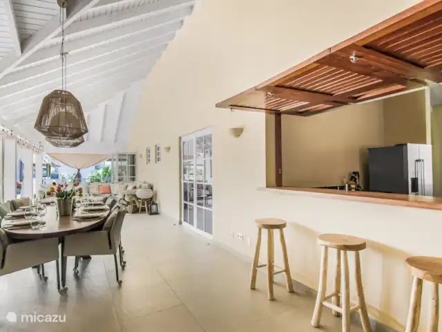 Villa Toucan Curacao huren in Curaçao, Banda Ariba (oost), Jan Thiel - villa Chillen onder de veranda aan de poolbar, aan tafel of in de loungeset