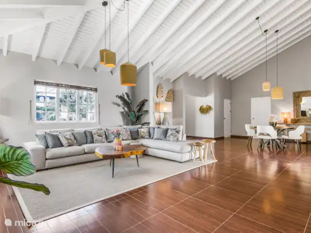 Villa Toucan Curacao huren in Curaçao, Banda Ariba (oost), Jan Thiel - villa Sfeervolle woonkamer met internet tv