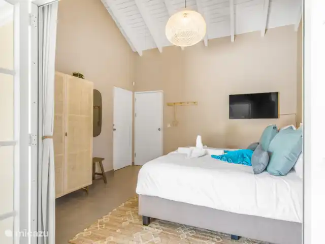 Villa Toucan Curacao huren in Curaçao, Banda Ariba (oost), Jan Thiel - villa Slaapkamer 3 met openslaande deuren naar de veranda. Tussendeur naar gedeelde badkamer en deur naar gang.