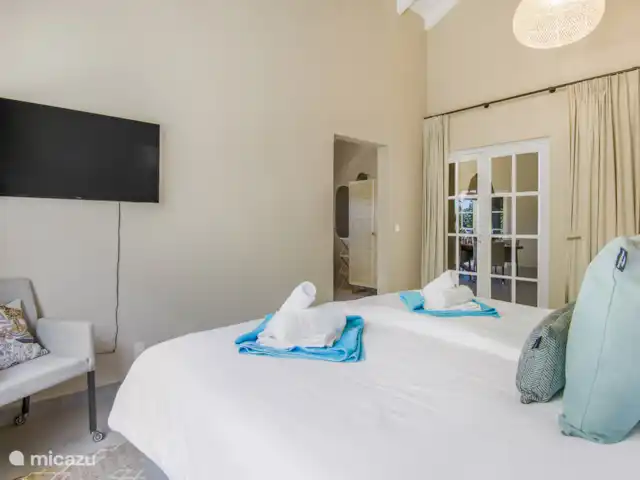 Villa Toucan Curacao huren in Curaçao, Banda Ariba (oost), Jan Thiel - villa Grote slaapkamer met openslaande deuren naar de veranda