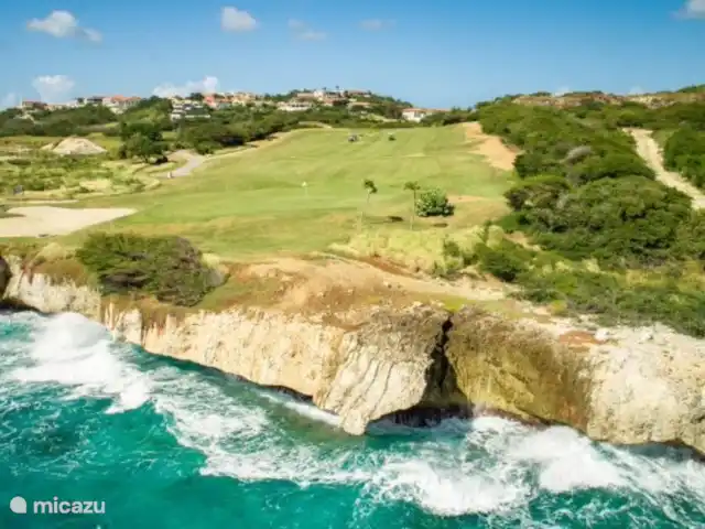 Villa Toucan Curacao huren in Curaçao, Banda Ariba (oost), Jan Thiel - villa Een prachtige golfbaan bij Blue Bay! Visueel is de golfbaan van een attractie op zich. Ontwerper William ‘Rocky’ Roquemore heeft de natuurlijke hoogteverschillen, rotspartijen, zand en zee op