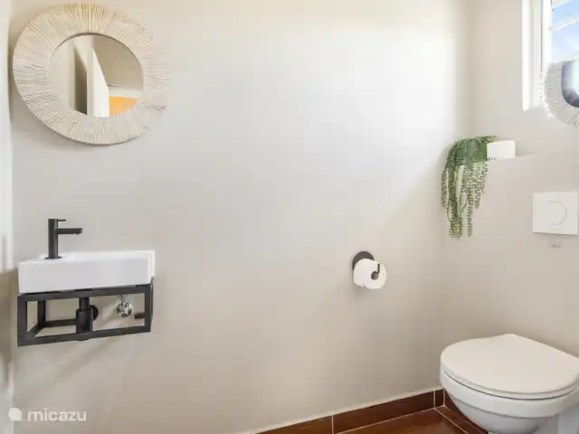 Villa Toucan Curacao huren in Curaçao, Banda Ariba (oost), Jan Thiel - villa Gasten (apart) toilet bij de entree