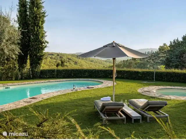Location de Vacances Italie, Toscane, Gaiole in Chianti, appartement - Appartement Lippi la piscine commune avec chaises longues et parasols. Vue sur le Chianti