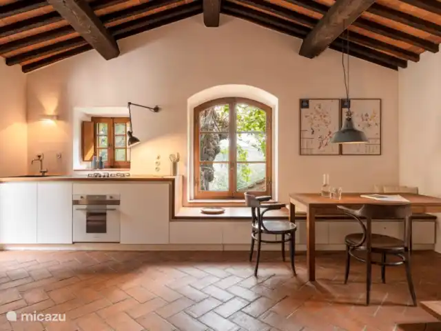 Location de Vacances Italie, Toscane, Gaiole in Chianti, appartement - Appartement Lippi le salon avec cuisine ouverte sur mesure.