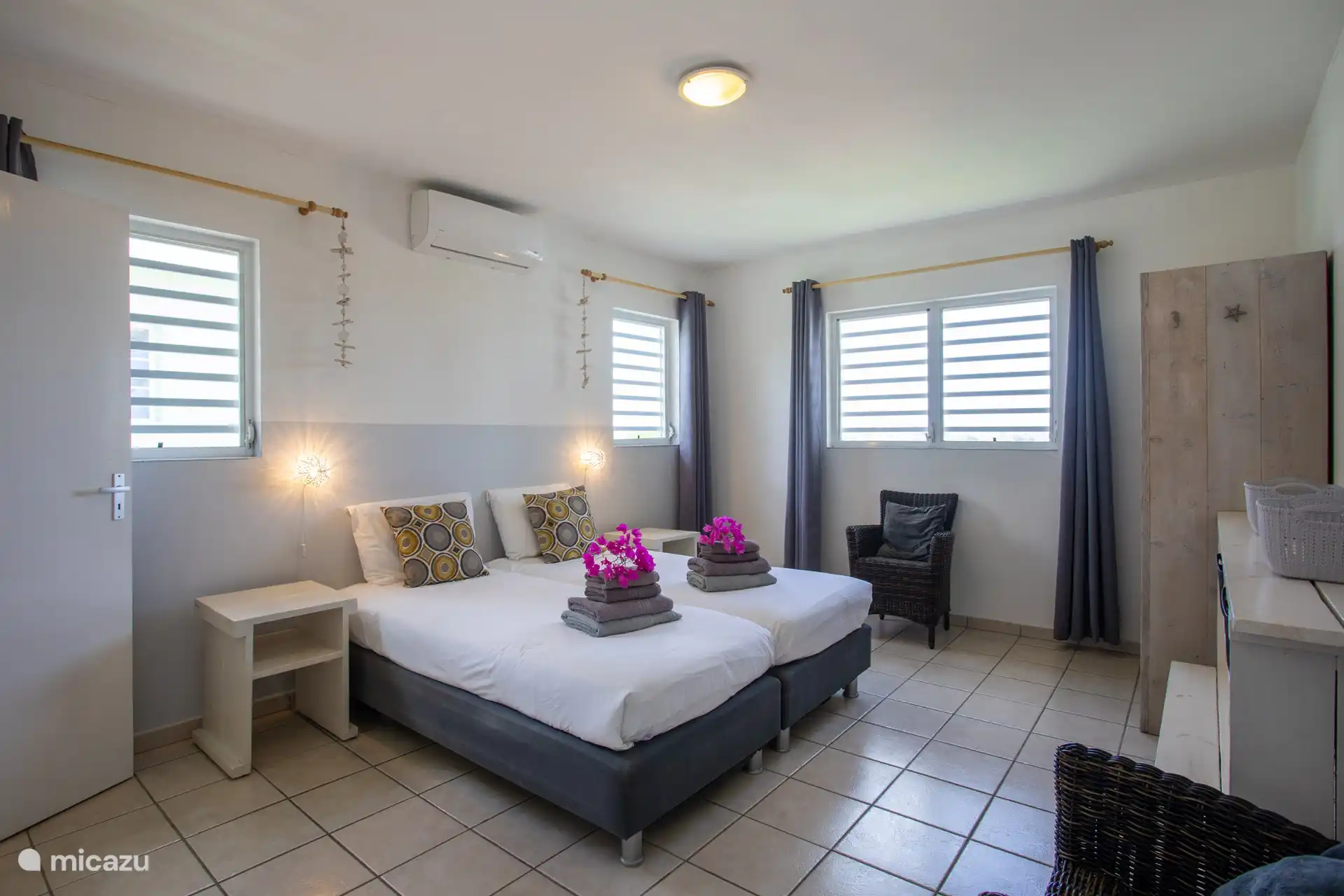 Hauptschlafzimmer mit Klimaanlage und luxuriösen Boxspringbetten