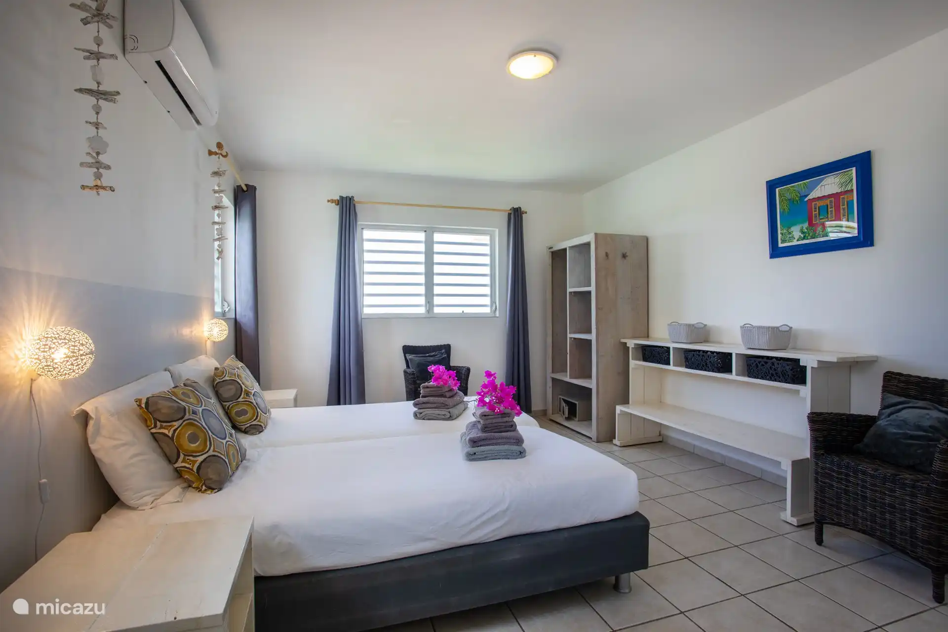 Die Schlafzimmer haben auch Rollladenfenster.