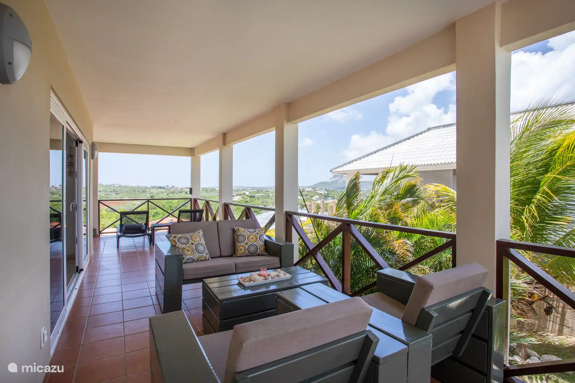 Große überdachte Terrasse