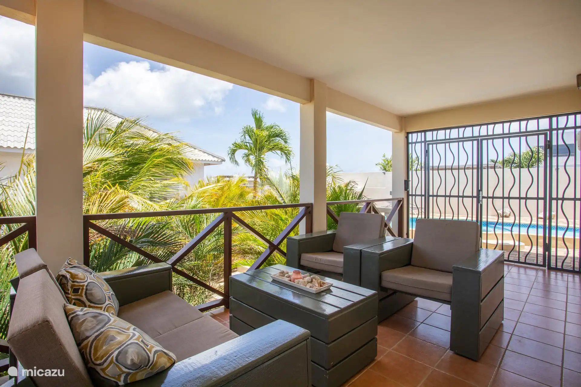 Von der Terrasse aus können Sie direkt zum Pool gehen