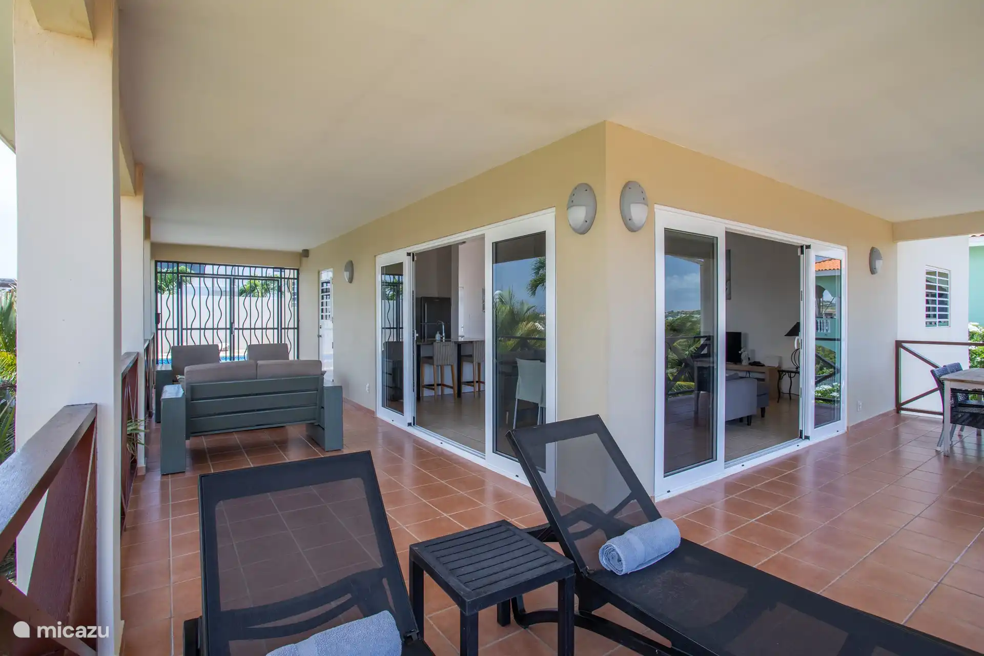 Sonnenliegen stehen zur Verfügung