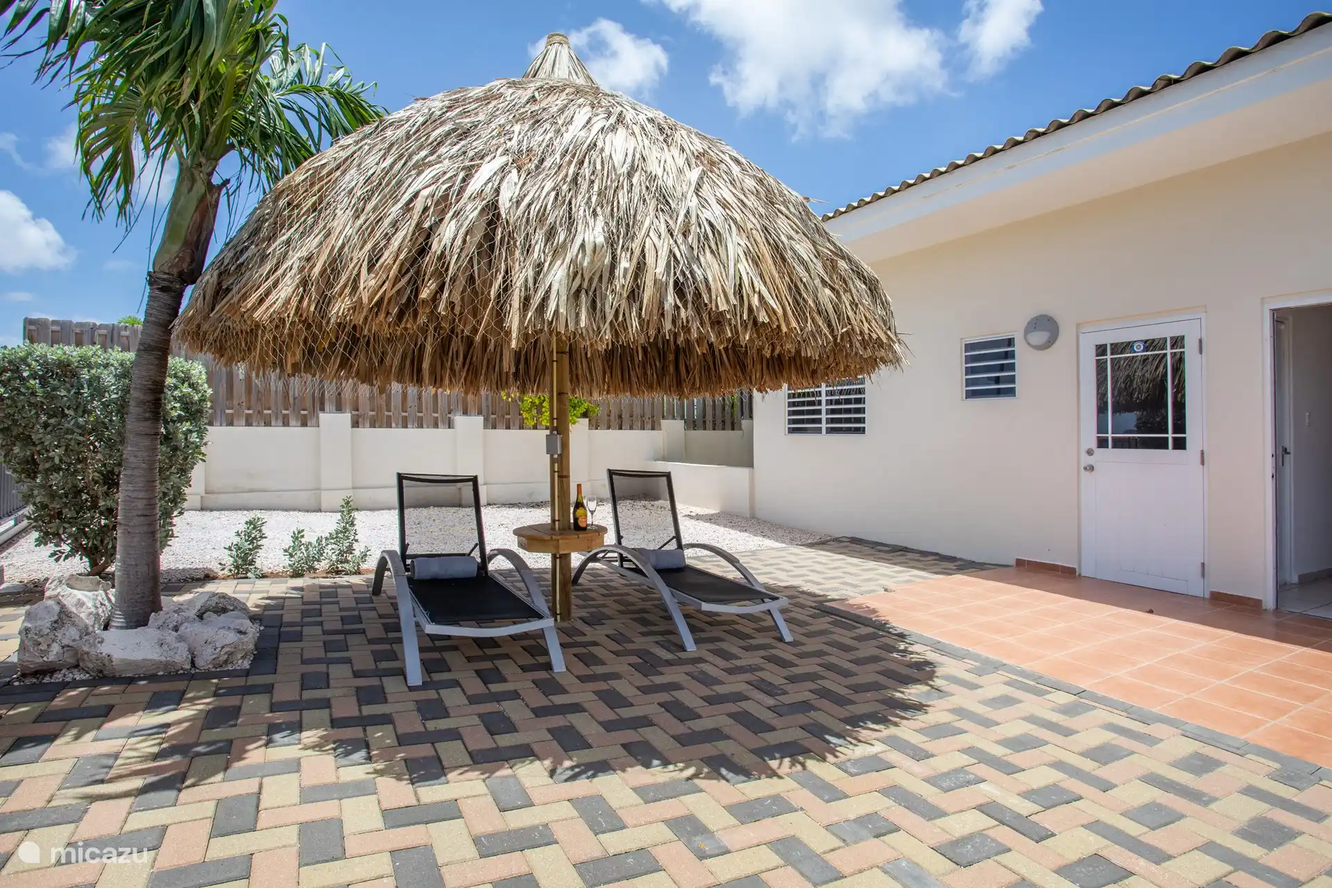 Tropischer Garten mit Palapa zum Träumen