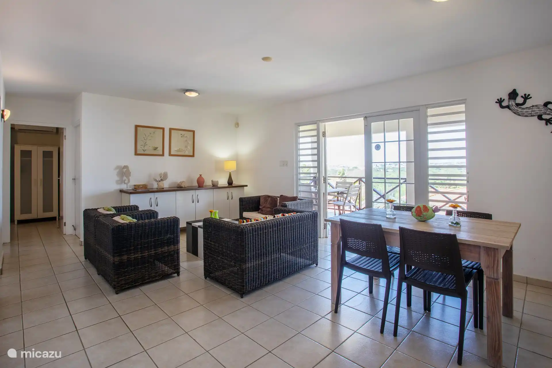 2. Wohnzimmer in der Wohnung im Erdgeschoss