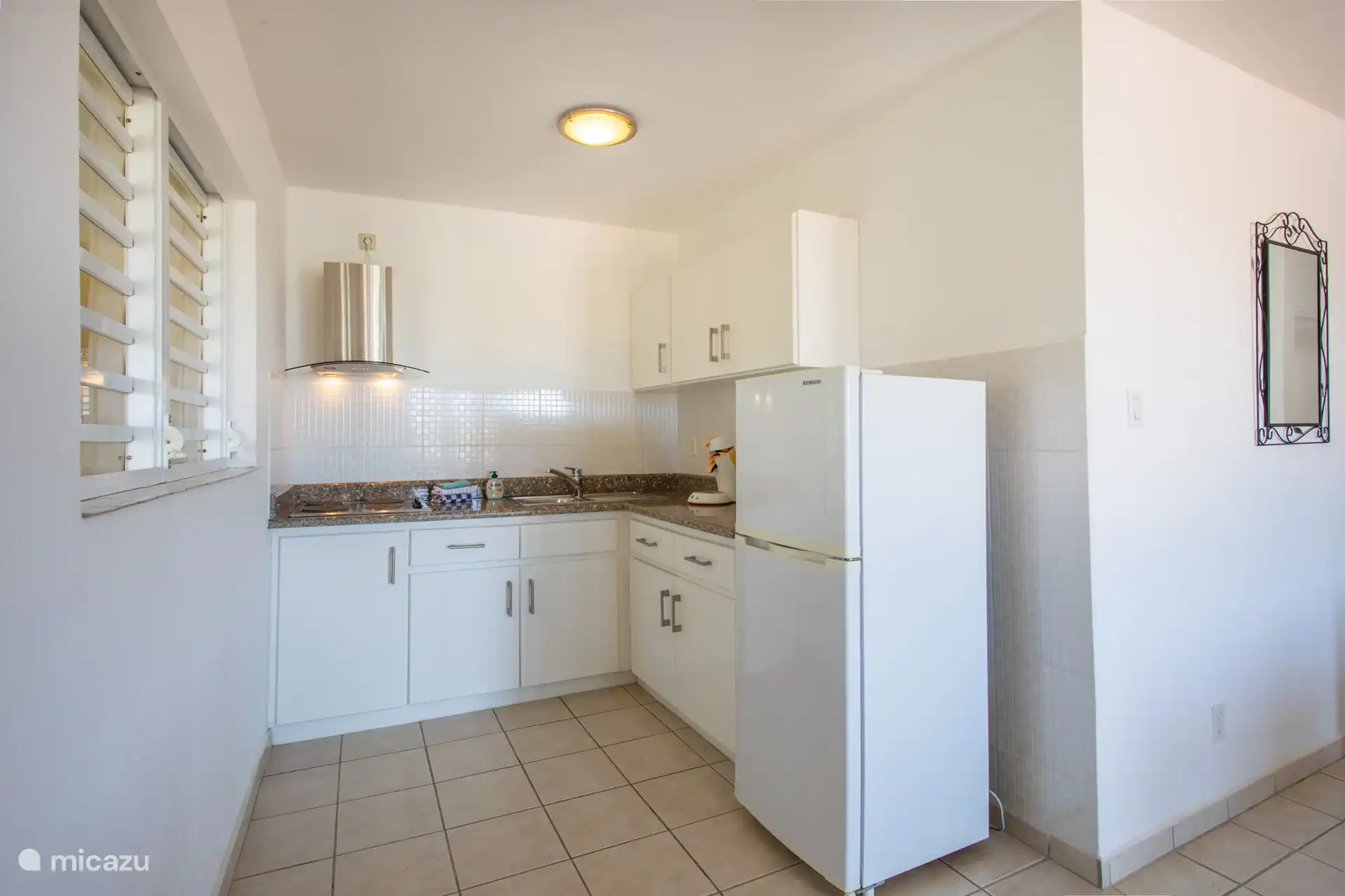 Die Wohnung im Erdgeschoss verfügt über eine eigene Küche