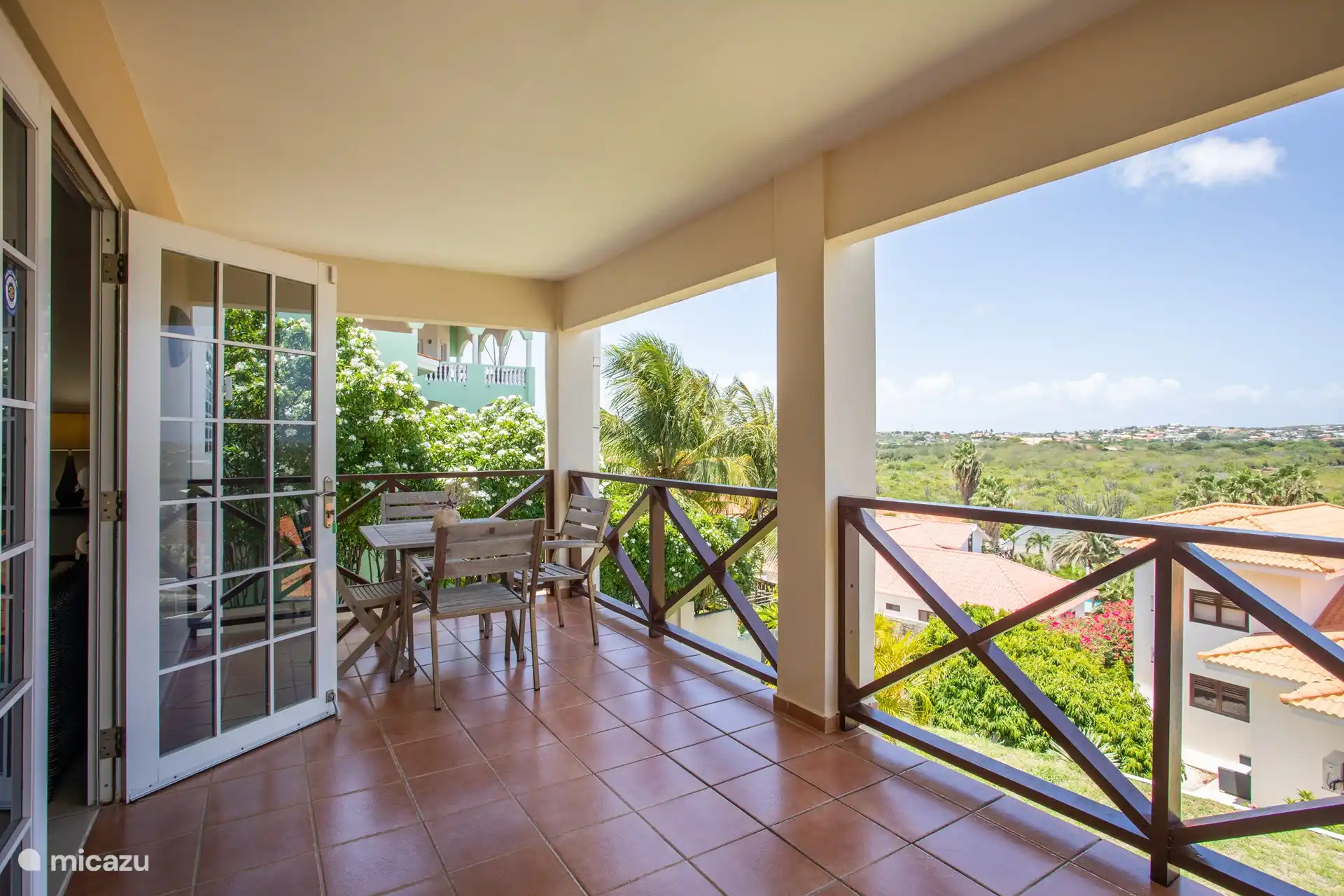Die Wohnung im Erdgeschoss verfügt über eine geräumige Terrasse mit schöner Aussicht
