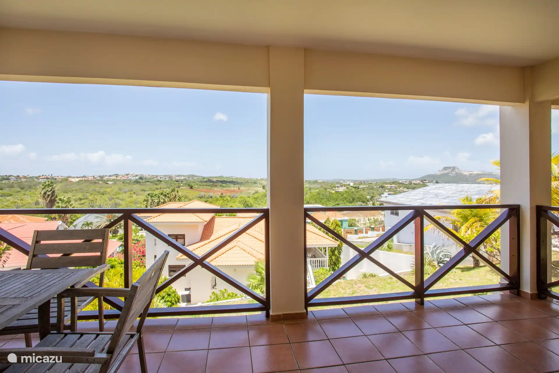 Ein Esstisch für köstliche Mahlzeiten im Freien