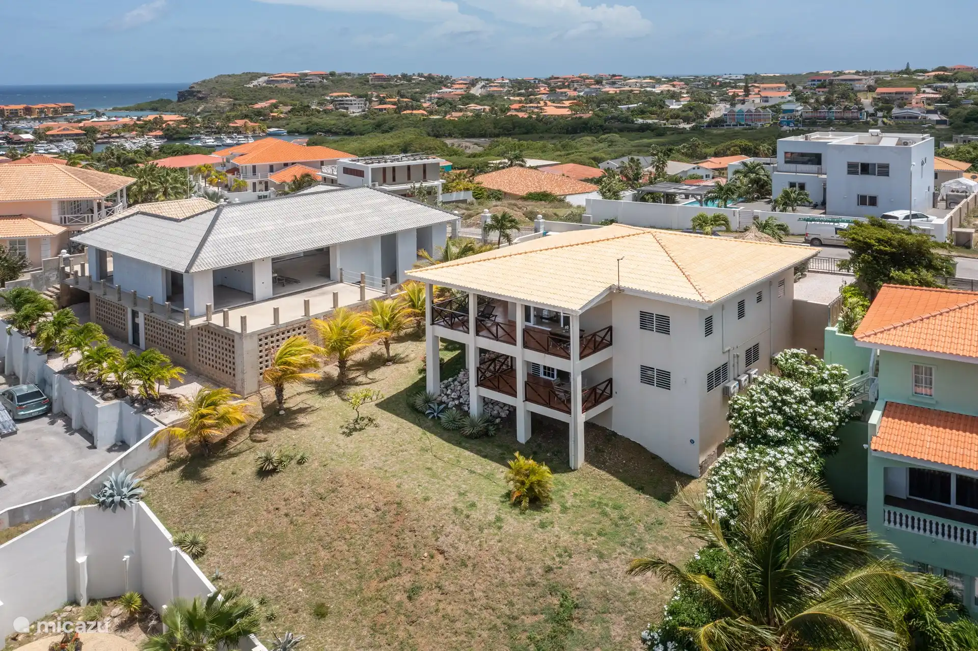 Luftaufnahme der Villa mit Erdgeschosswohnung