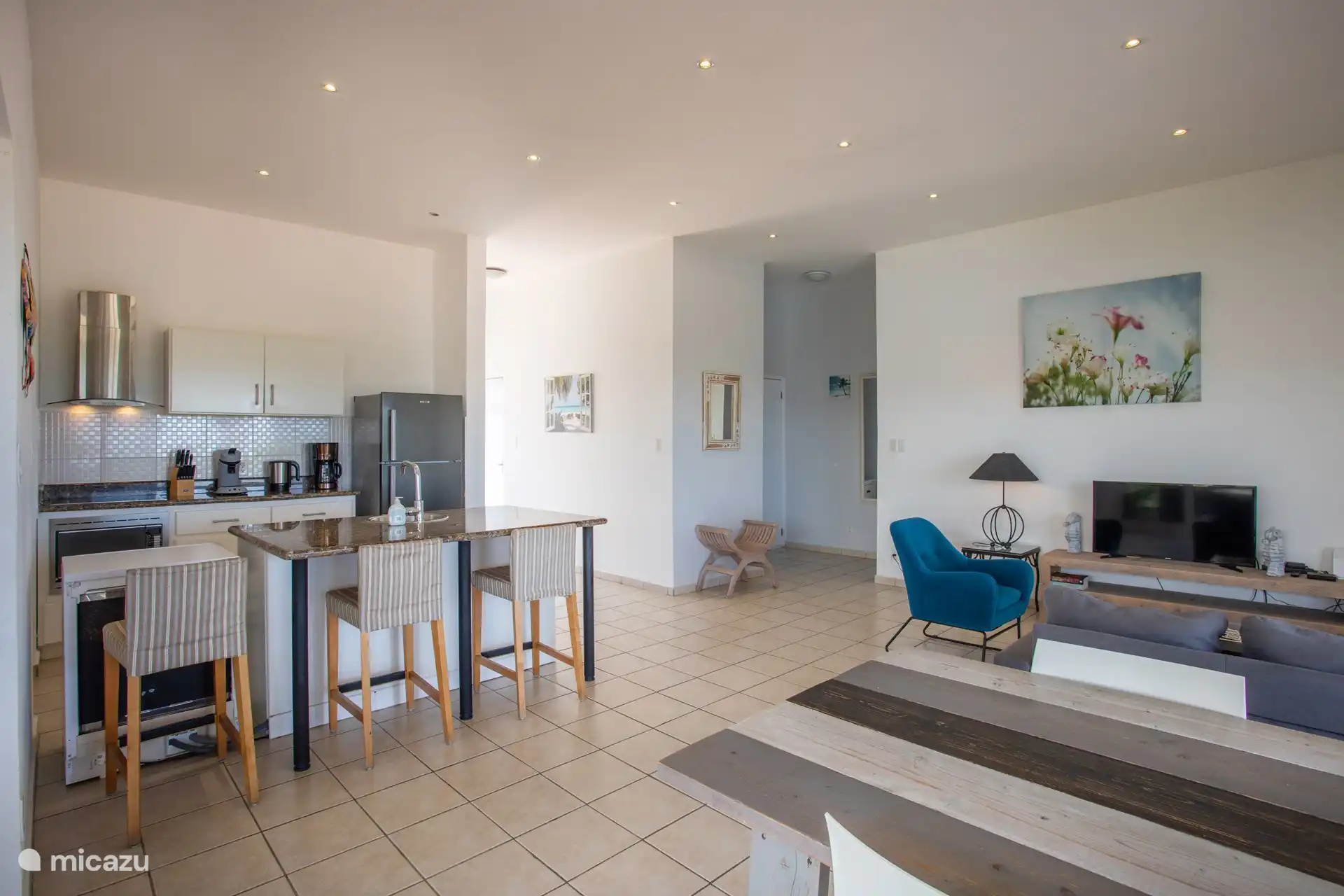 Das Wohnzimmer verfügt über eine komfortable Sitzecke mit Smart-TV und gutem WIFI-Internet