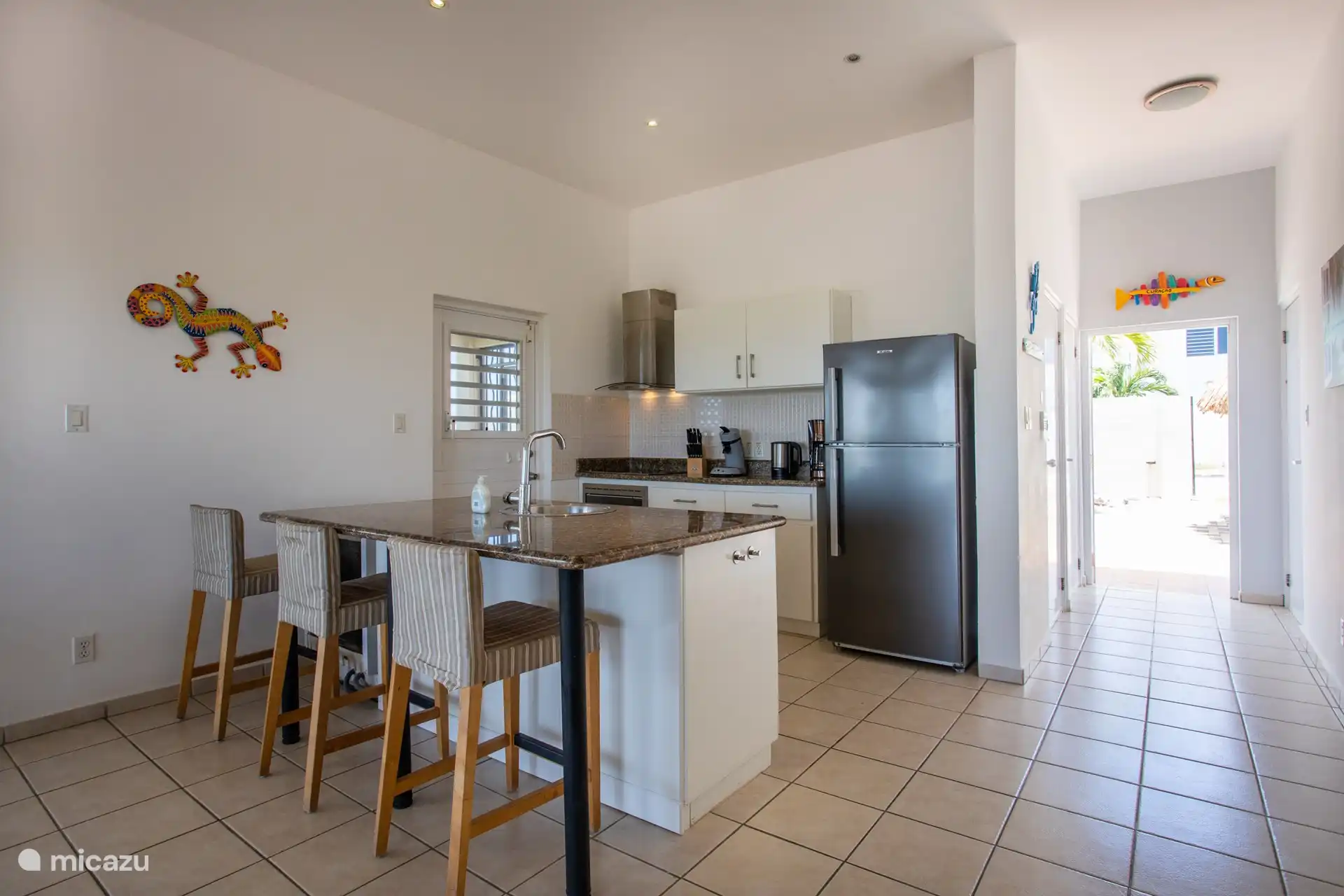 Offene Küche mit Bar. Ausgestattet mit allem Luxus und Komfort.