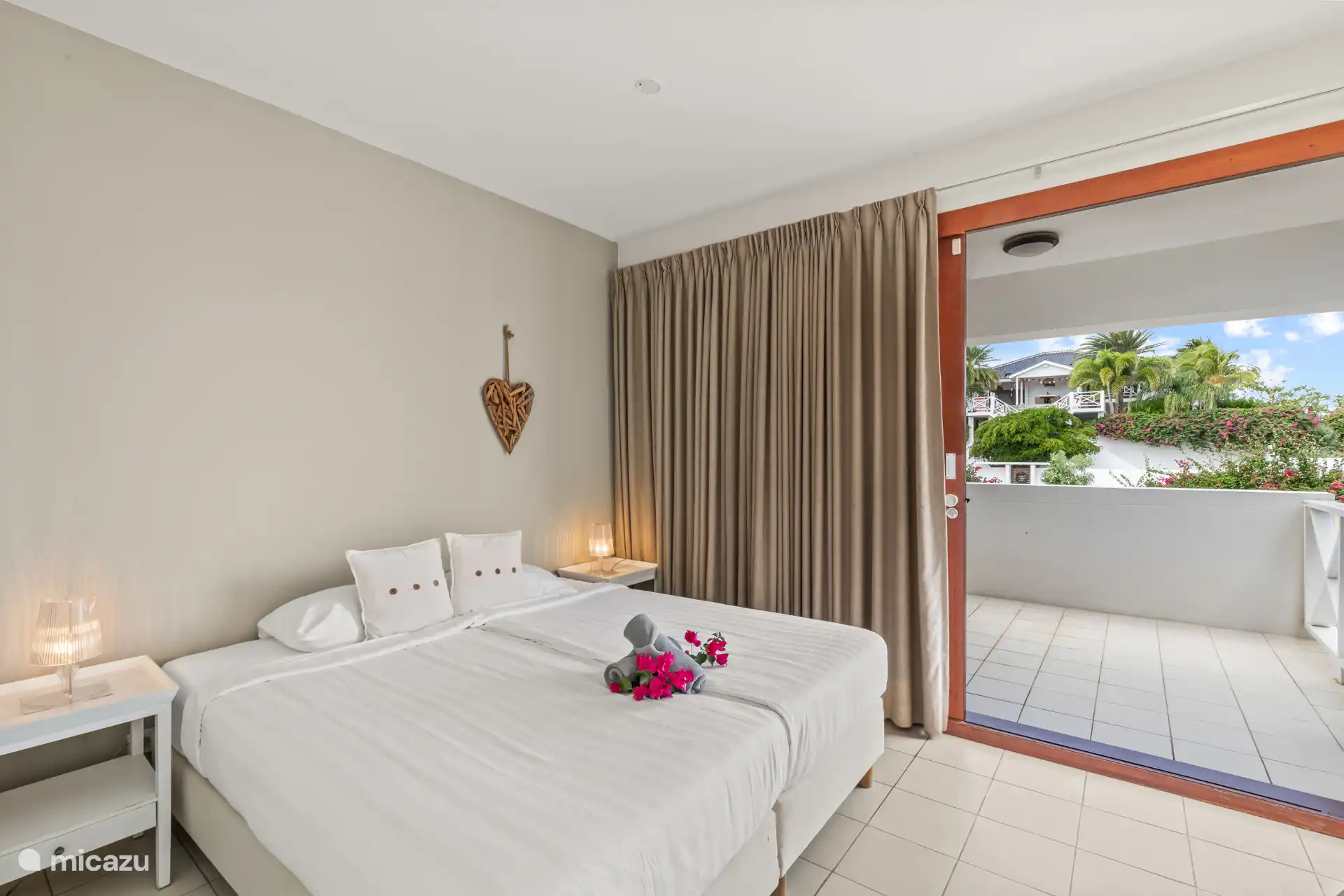 Hauptschlafzimmer mit Klimaanlage, Bad en-suite und privater Terrasse