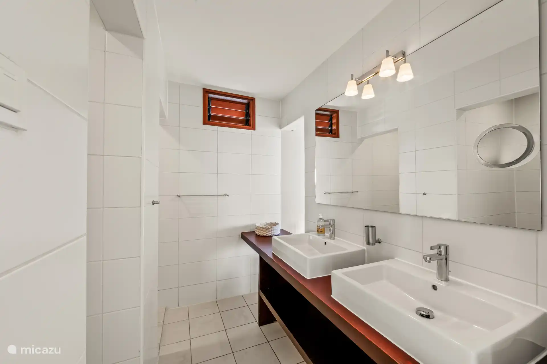 Badezimmer mit Doppelwaschbecken