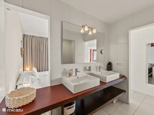 Ocean Pearl 12, BocaGentil | Curaçao, Banda Ariba (est), Jan Thiel - appartement Salle de bain attenante Chambre principale