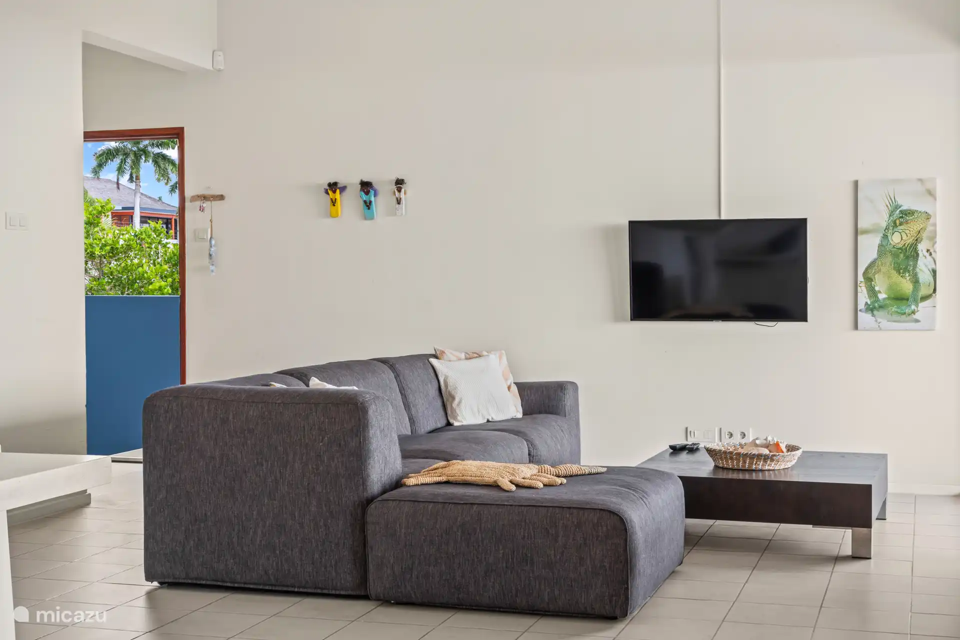 Komfortabler Wohnbereich mit Fernseher