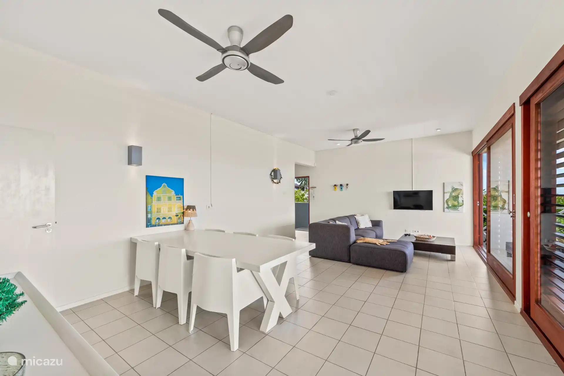 Geräumiges Wohnzimmer mit Loungebereich und Essbereich