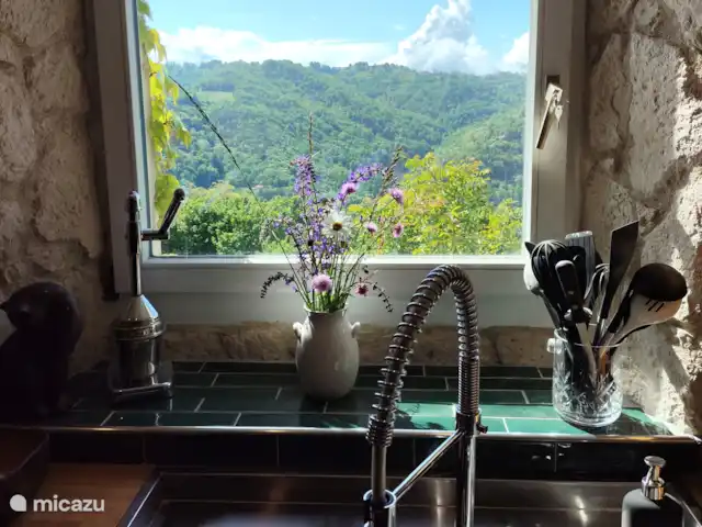 vakantiehuis huren in Italië, Piëmont, Niella Belbo – Vakantiehuis Casa Bella Nuova Keuken, uitzicht