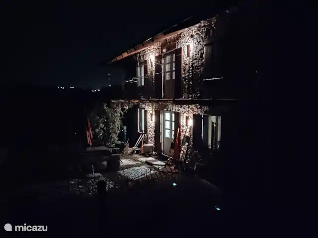 vakantiehuis huren in Italië, Piëmont, Niella Belbo – Vakantiehuis Casa Bella Nuova Sfeervol verlicht