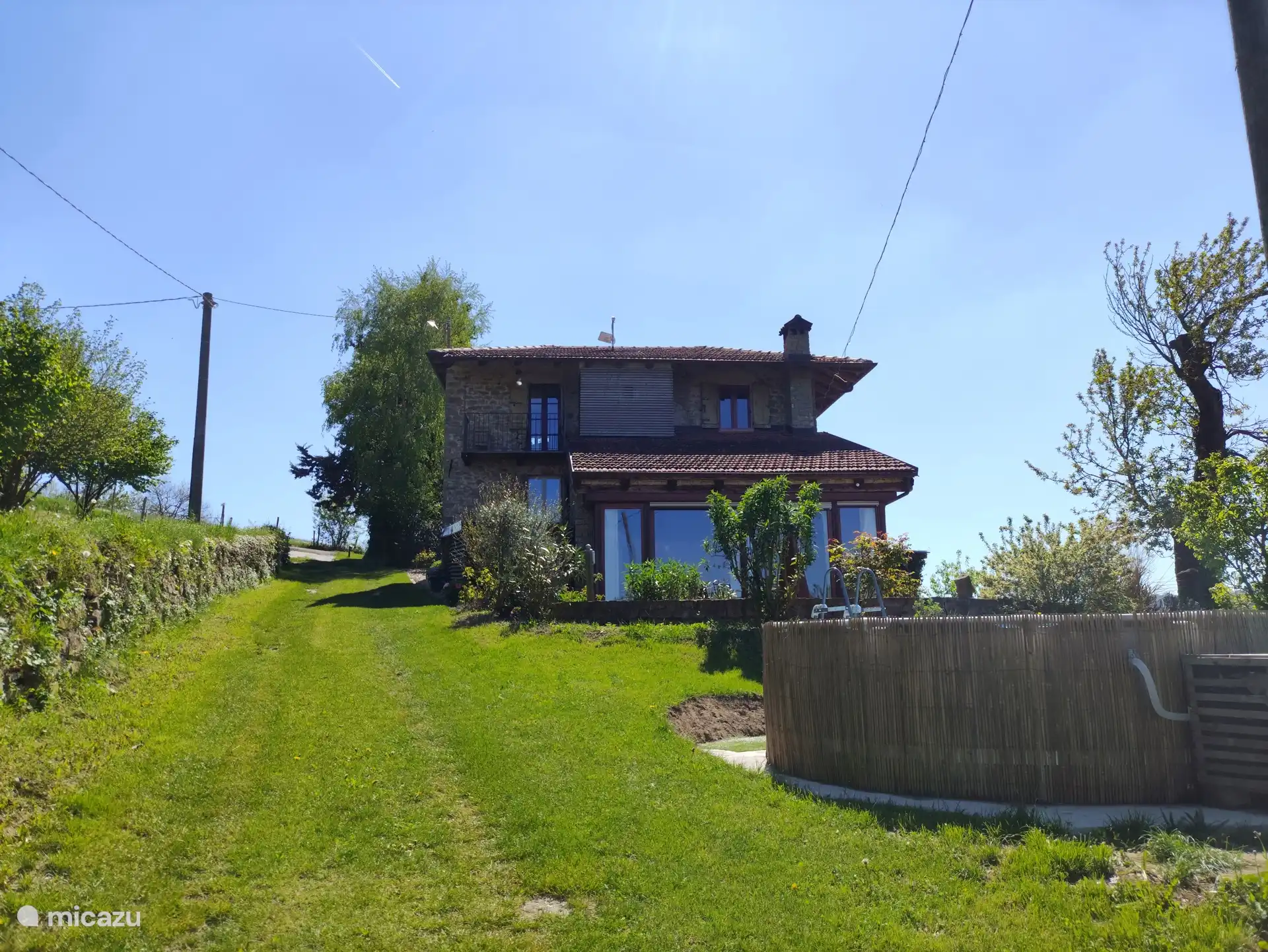 Trasera con terraza / piscina