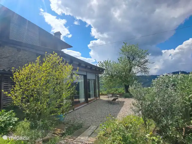 vakantiehuis huren in Italië, Piëmont, Niella Belbo – Vakantiehuis Casa Bella Nuova Aanbouw, terras 2