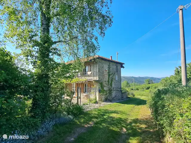 vakantiehuis huren in Italië, Piëmont, Niella Belbo – Vakantiehuis Casa Bella Nuova Aankomst / Voorzijde met terras