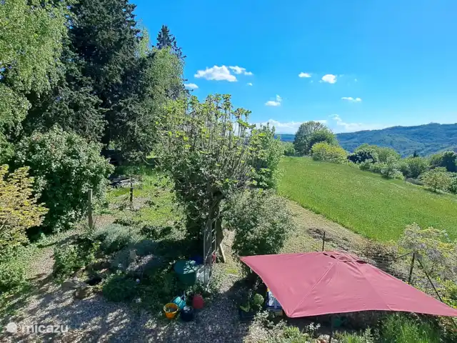 vakantiehuis huren in Italië, Piëmont, Niella Belbo – Vakantiehuis Casa Bella Nuova Terras 1 / terrein