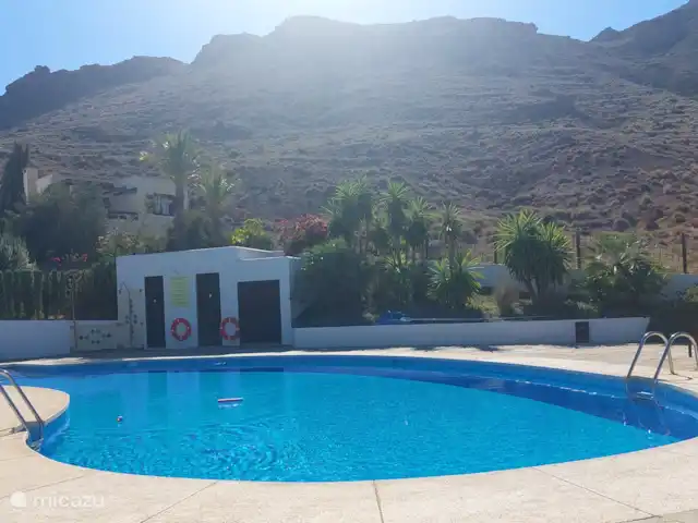 Casa Mar y Carmen en España, Costa de Almería, Las Negras - casa vacacional Vista lateral de la piscina comunitaria.