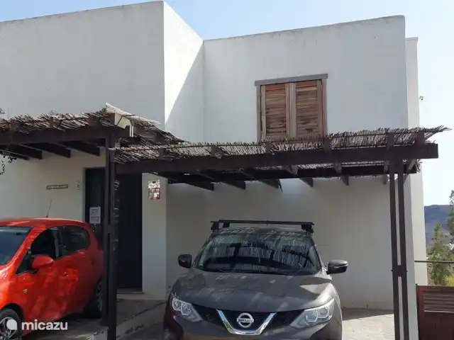 Casa Mar y Carmen en España, Costa de Almería, Las Negras - casa vacacional Fachada frontal de la vivienda con 1 plaza de garaje para el inquilino. jardín delantero y 2 entradas laterales.
