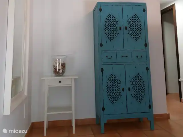 Casa Mar y Carmen en España, Costa de Almería, Las Negras - casa vacacional entrada 1er piso con hermoso armario indio que puede ser utilizado por el inquilino.