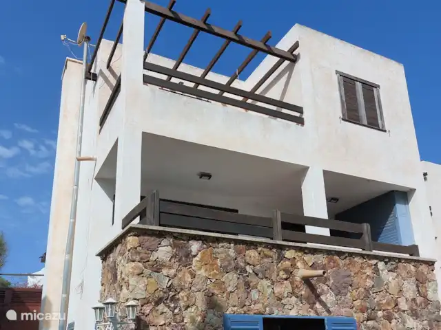 Casa Mar y Carmen en España, Costa de Almería, Las Negras - casa vacacional Fachada trasera de la casa con patio trasero y entradas laterales